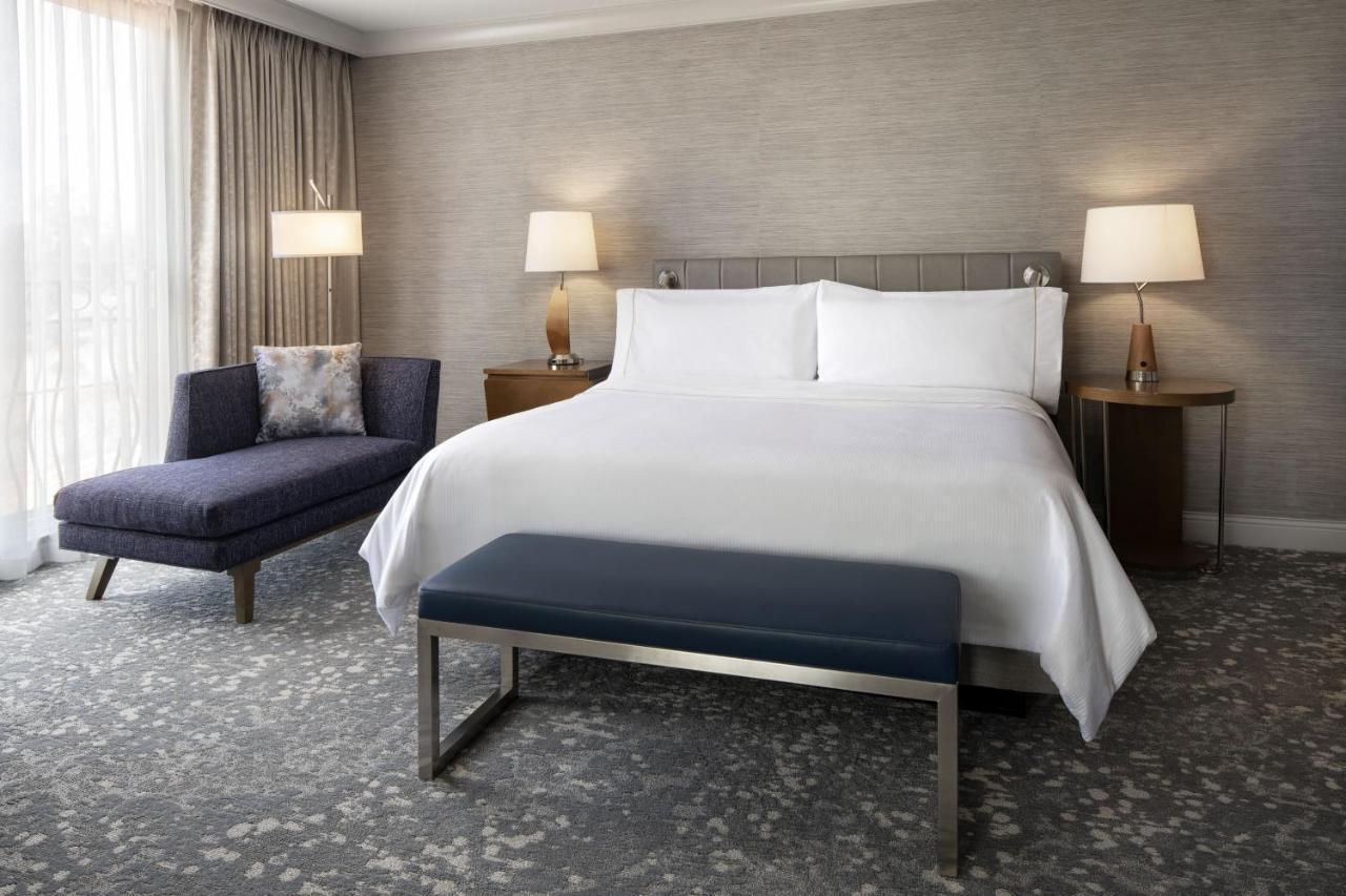 1 Bedroom Suite, 1 King, Sofa bed, High floor (Mobility Accessible w/ Tub)